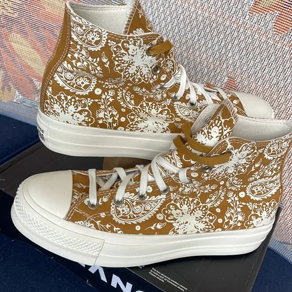 Converse WMNS 572541C
CTAS LIFT HI
WHEAT/EGRET/BLACK SNEAKERS - PLATFORMS - Picture 11 of 16